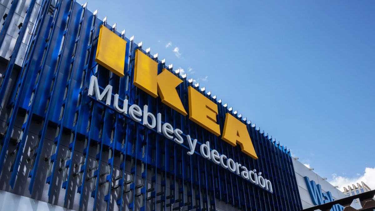 utrusta accesorio de ikea para ganar espacio y ordenar los productos de limpieza