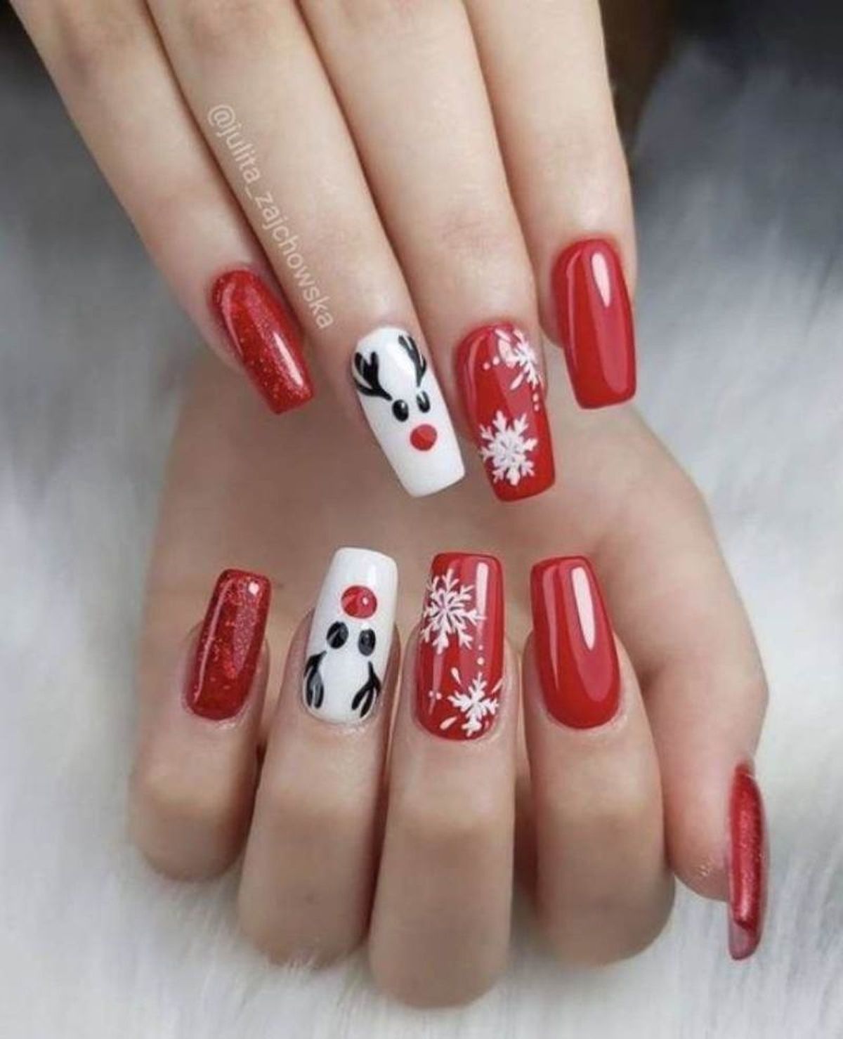 Uñas de Navidad en rojo y blanco con motivos navideños