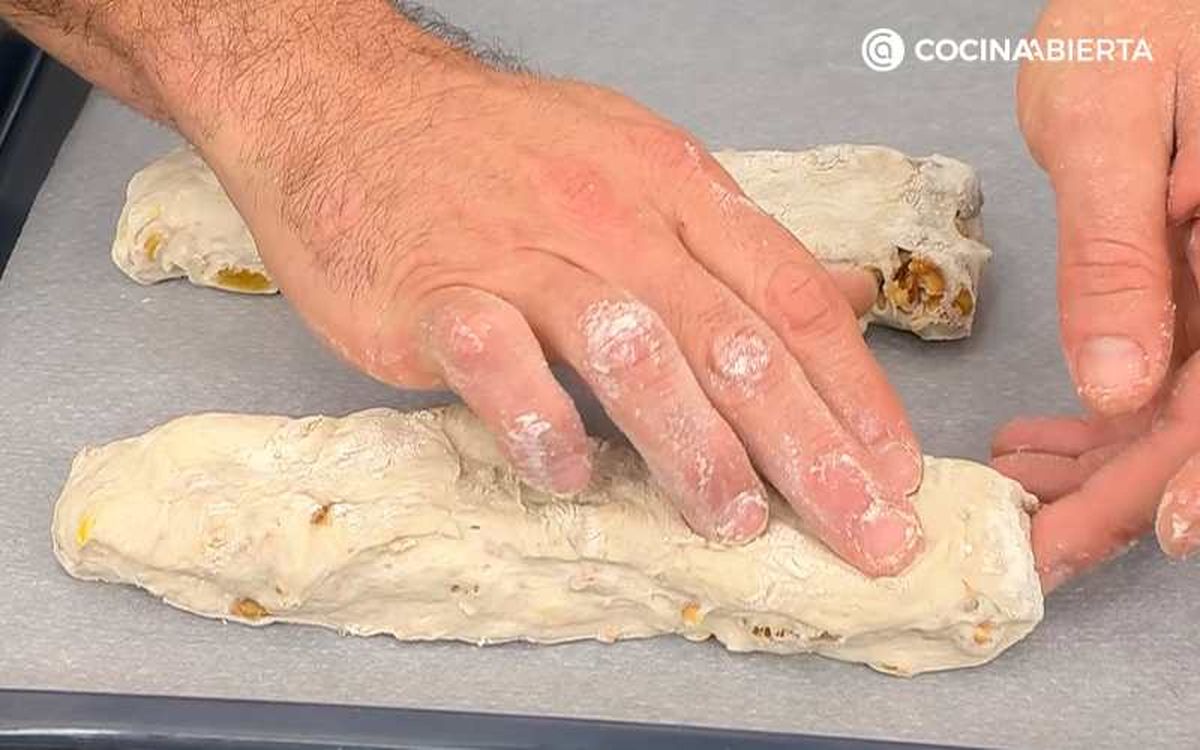 Deja que la masa repose y divide en 6 trozos