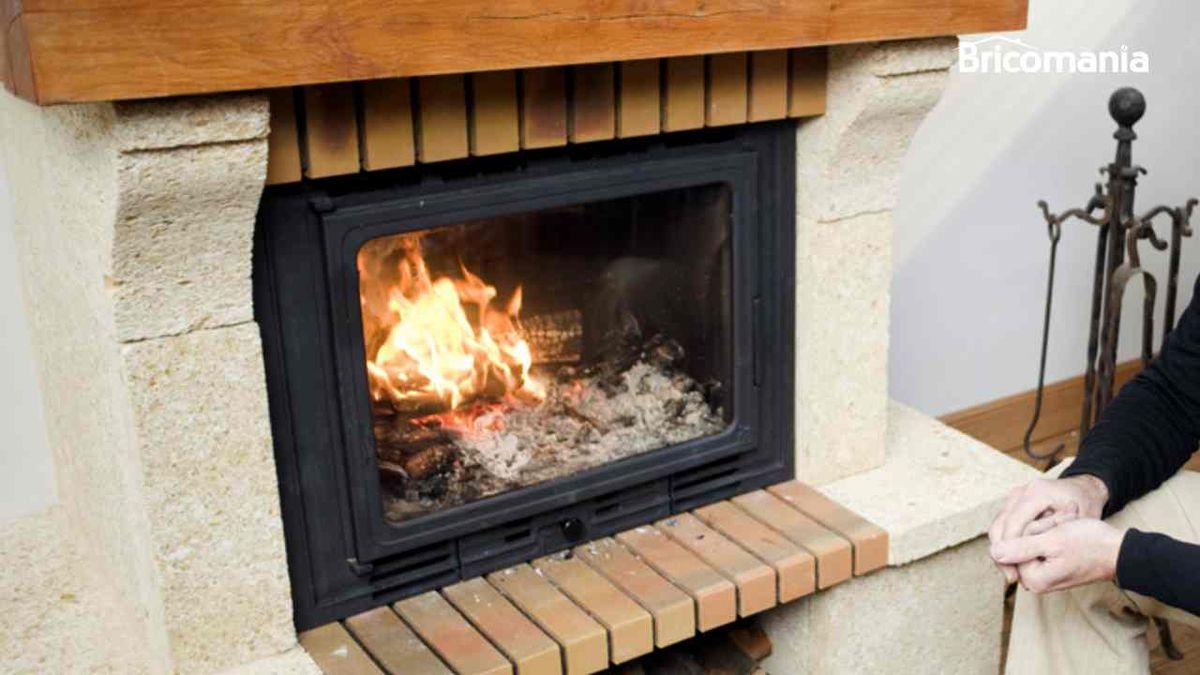 Una chimenea encendida