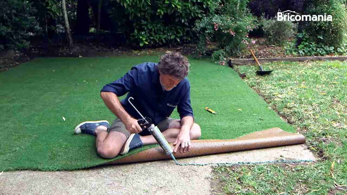 Kristian Pielhoff colocando césped artificial sobre hormigón