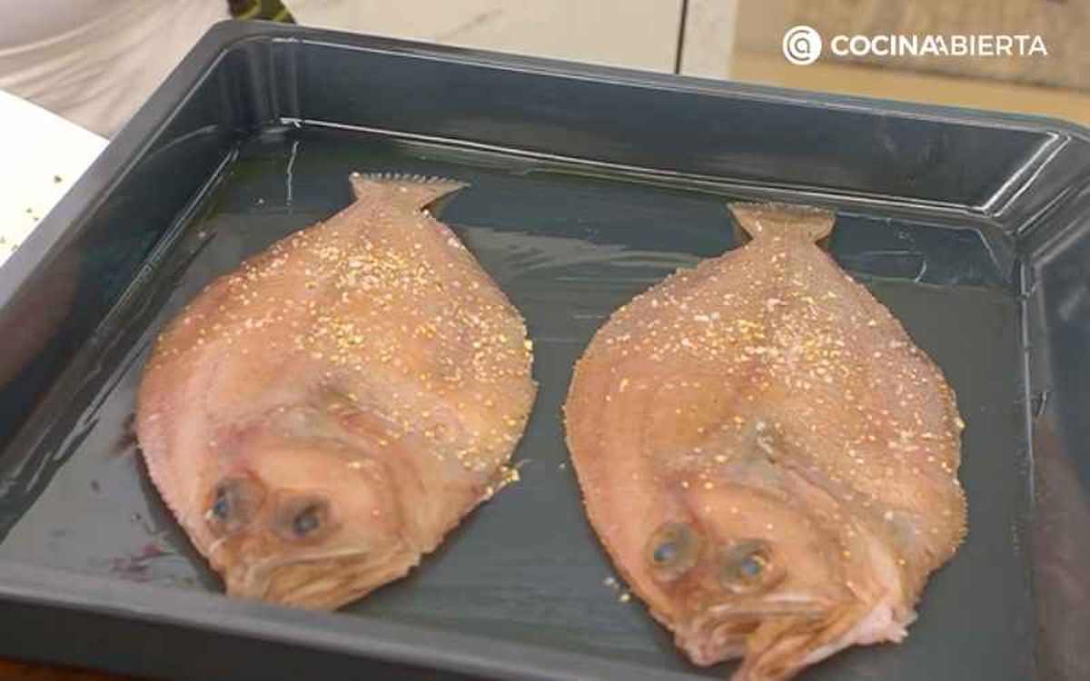 Cocina el gallo en el horno