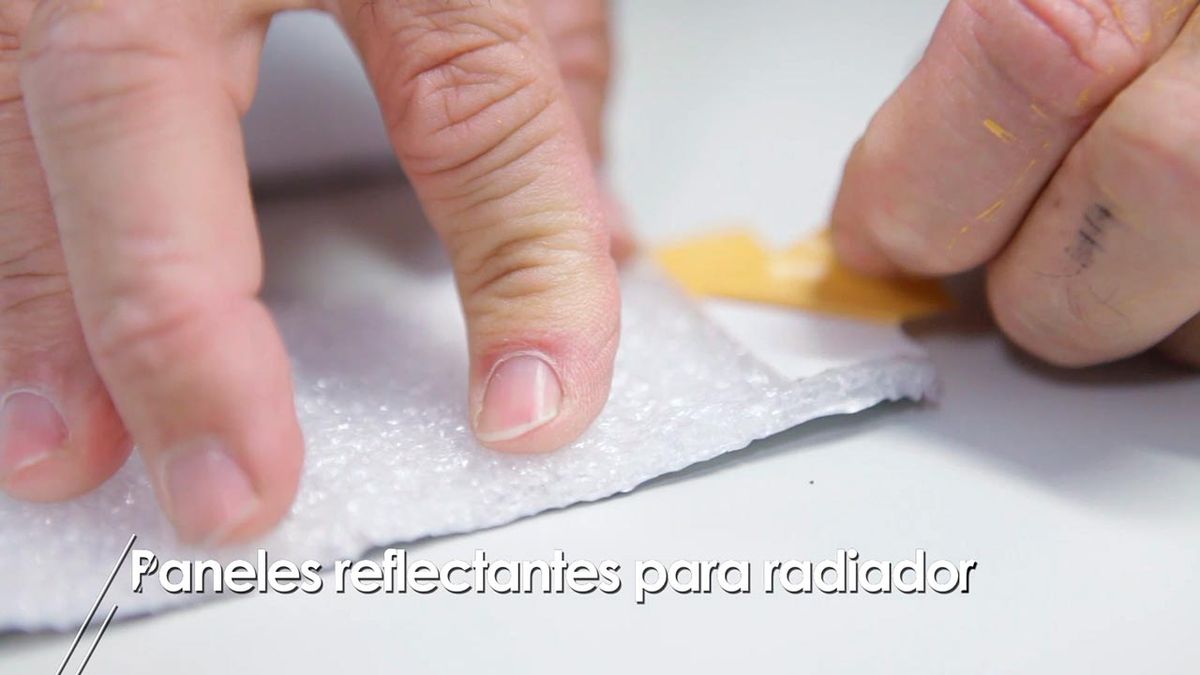 Cómo colocar una lámina refractante entre el radiador y la pared paso 6