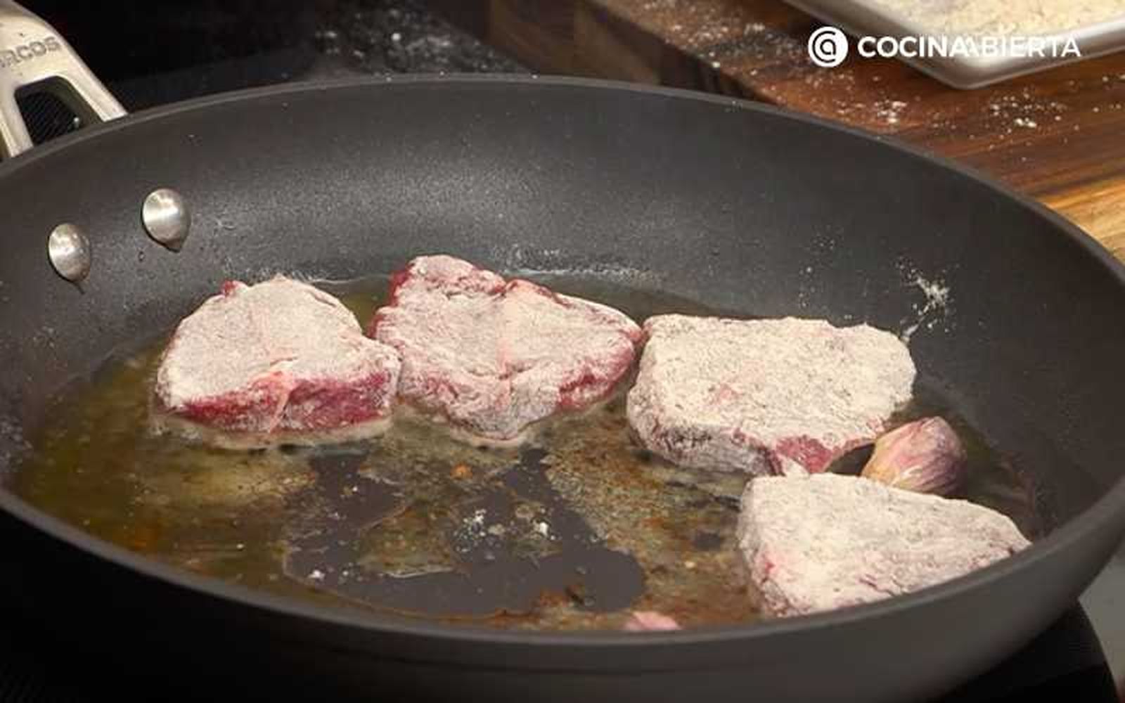 Dora los filetes de ternera