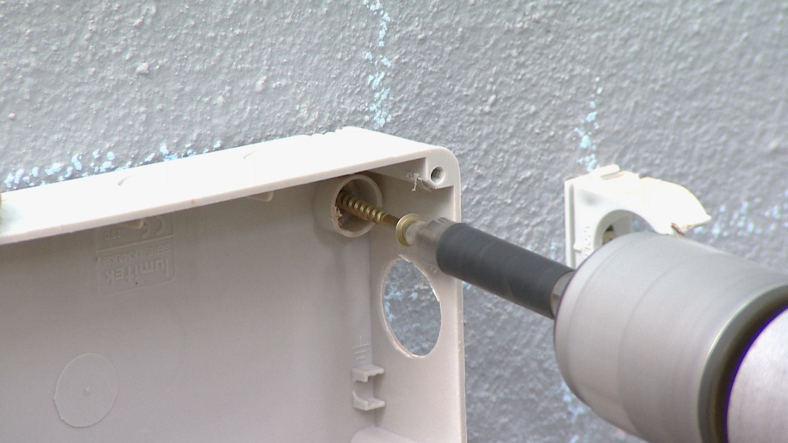 Instalación eléctrica de superficie paso 6
