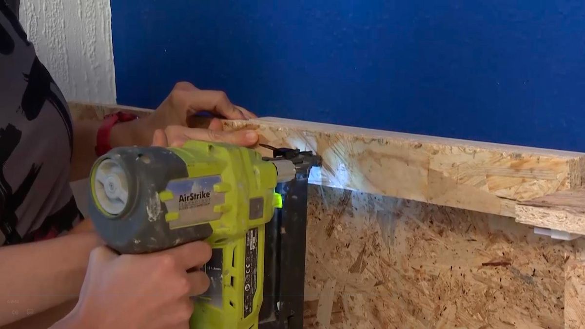 DEKO706 Dormitorio juvenil azul friso iluminado paso10