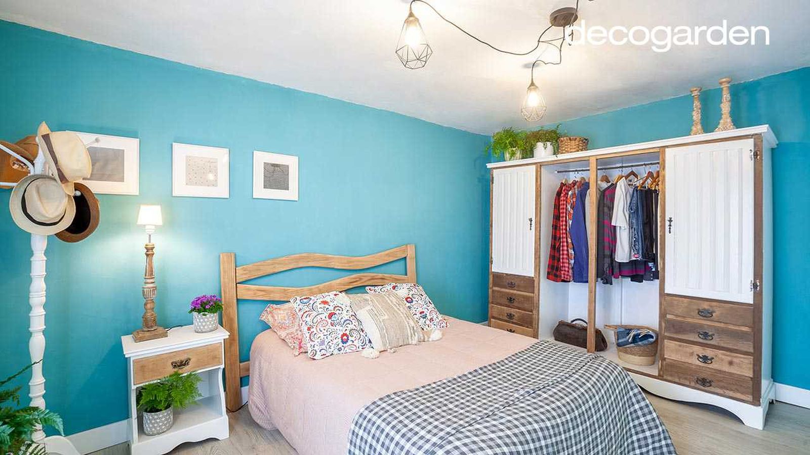 Dormitorio con armario convertido en vestidor.