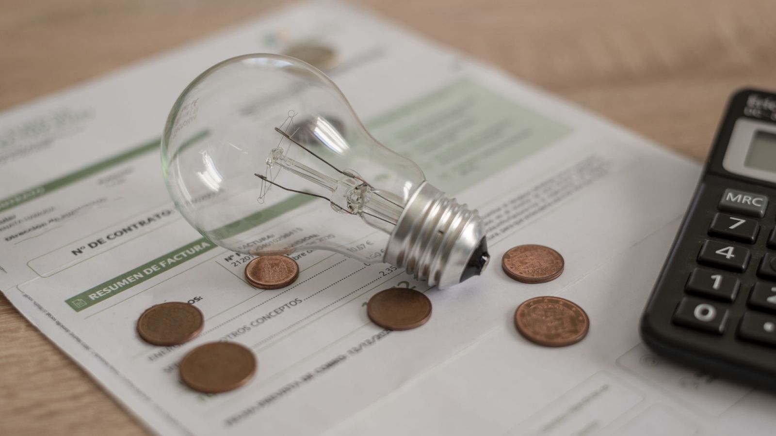 Factura de la luz en una mesa