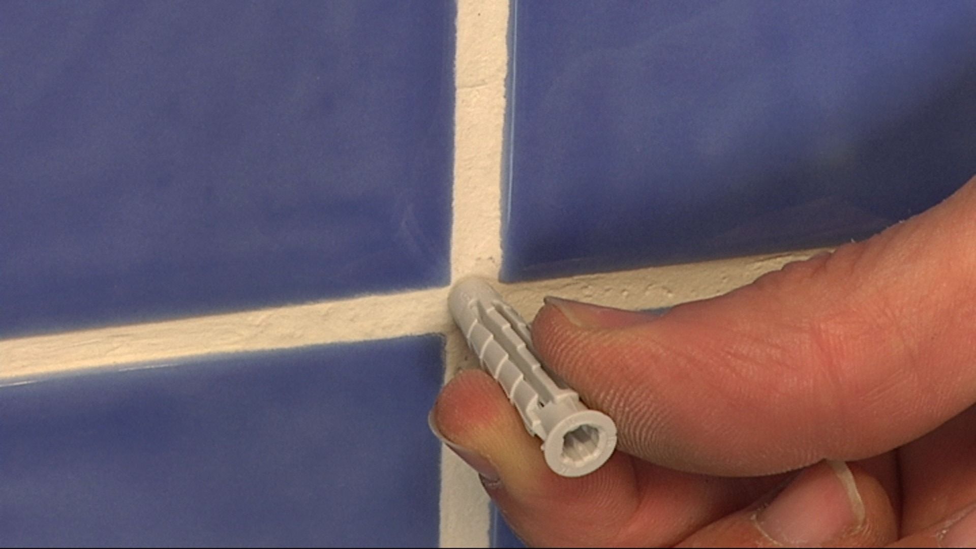 Perforar juntas de azulejo paso 1