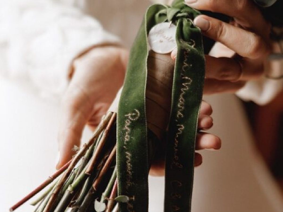 Cinta de terciopelo con bordado personalizado para ramo de novia