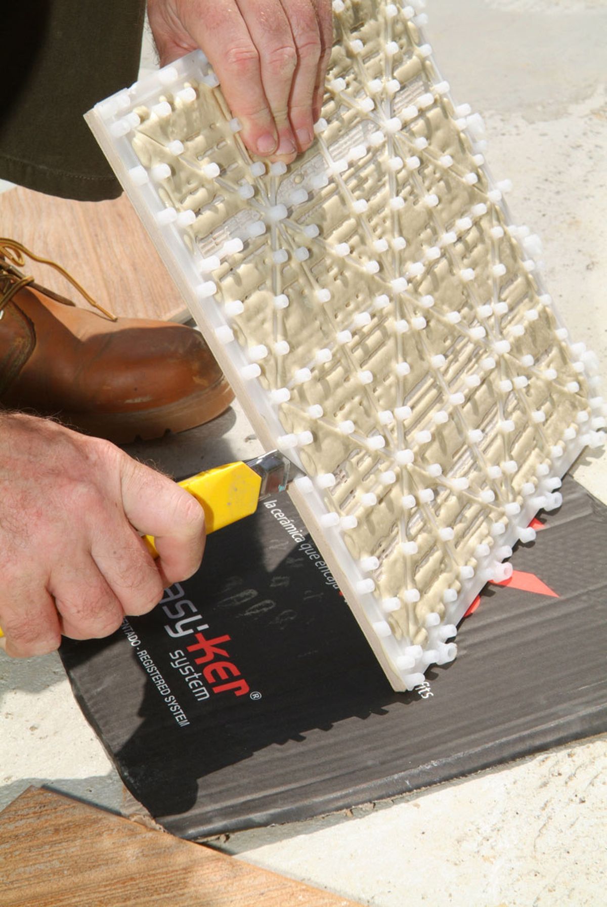 Cómo instalar un suelo exterior cerámico paso 5