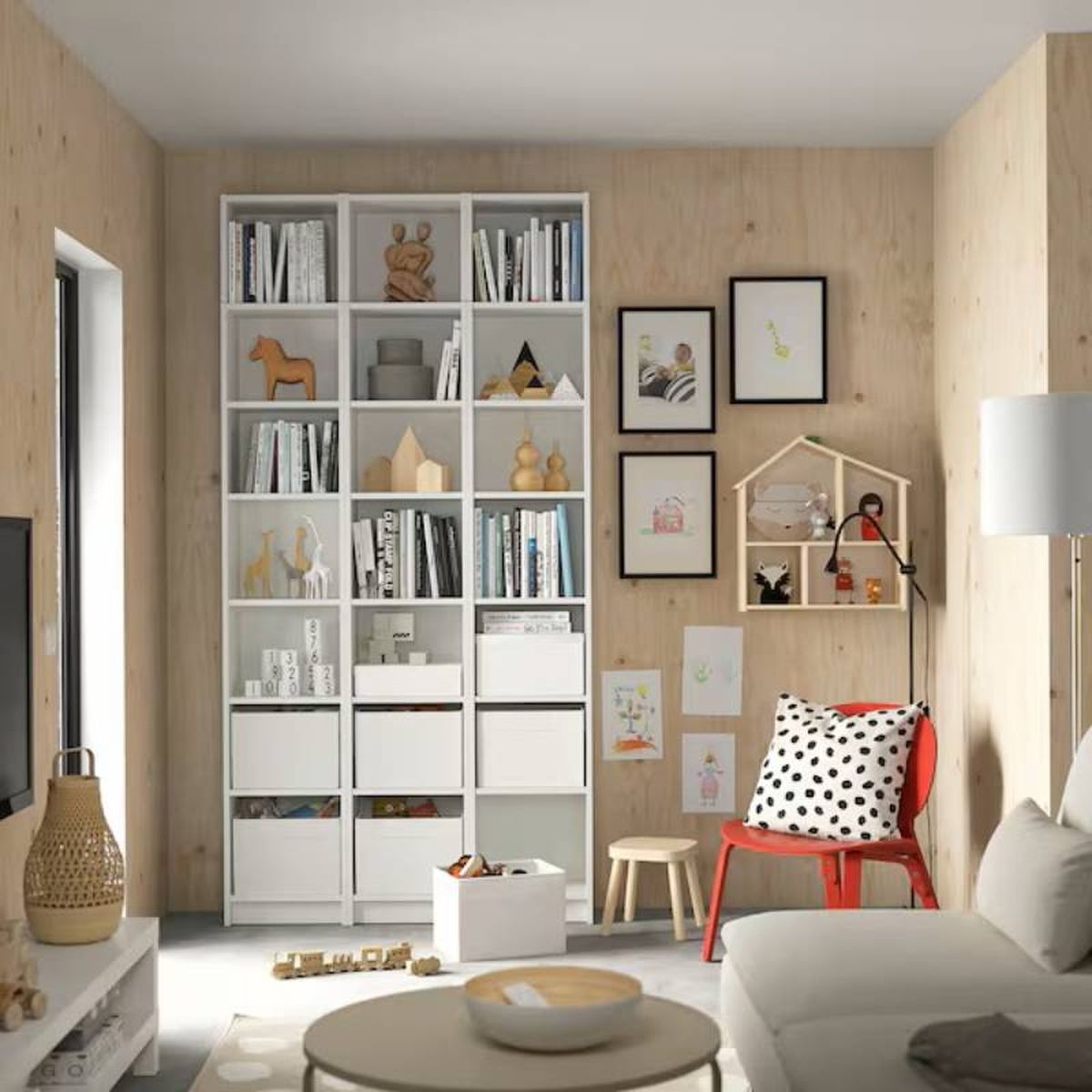 Salón moderno con librería Billy de Ikea.