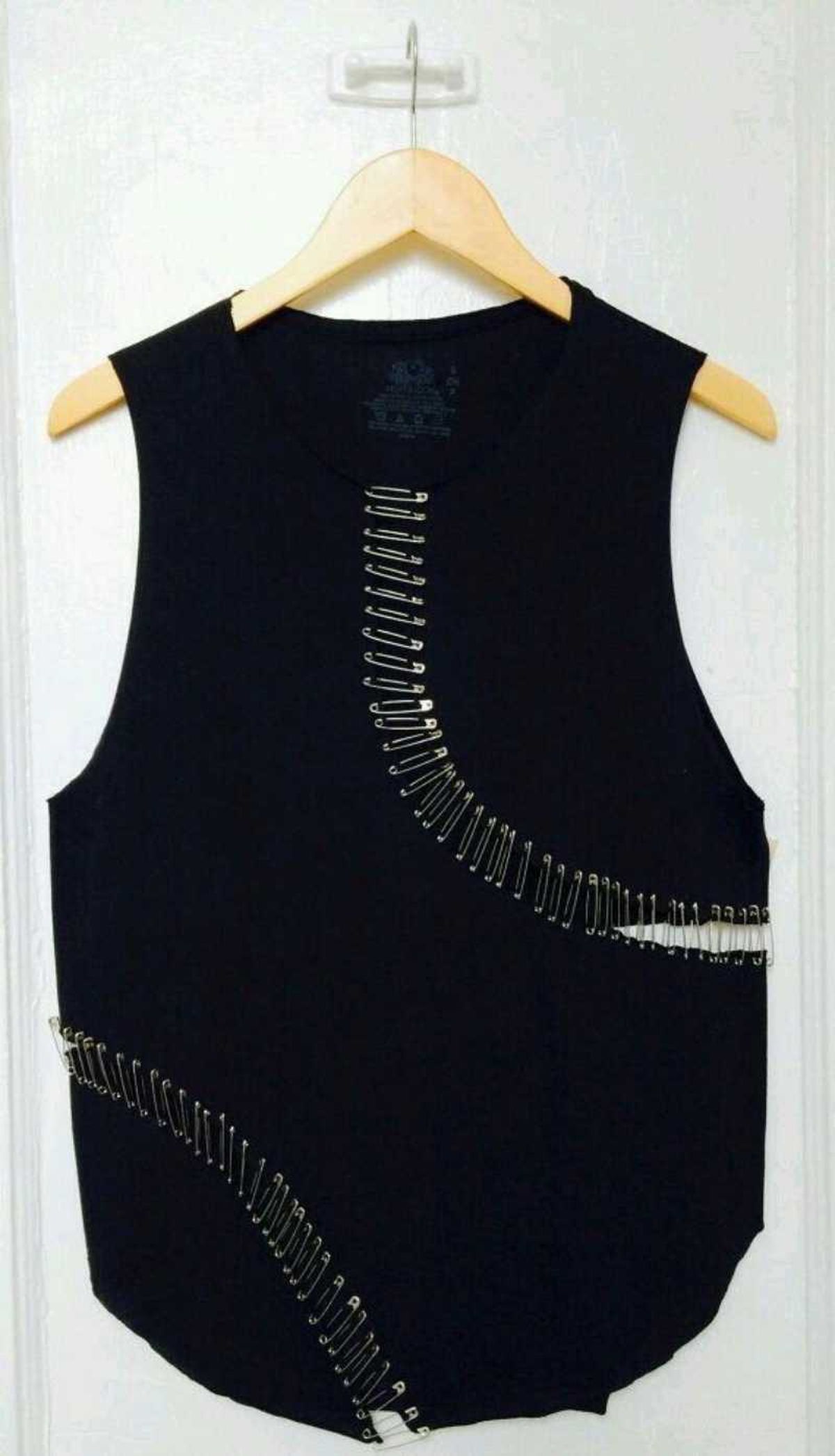 Camiseta de tirantes negra decorada con imperdibles. / Pinterest: 2 María Natividad Rodríguez Rico