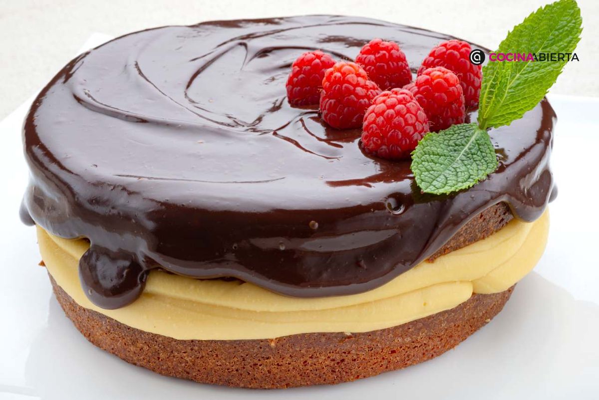 Con bizcocho, crema pastelera y ganache de chocolate