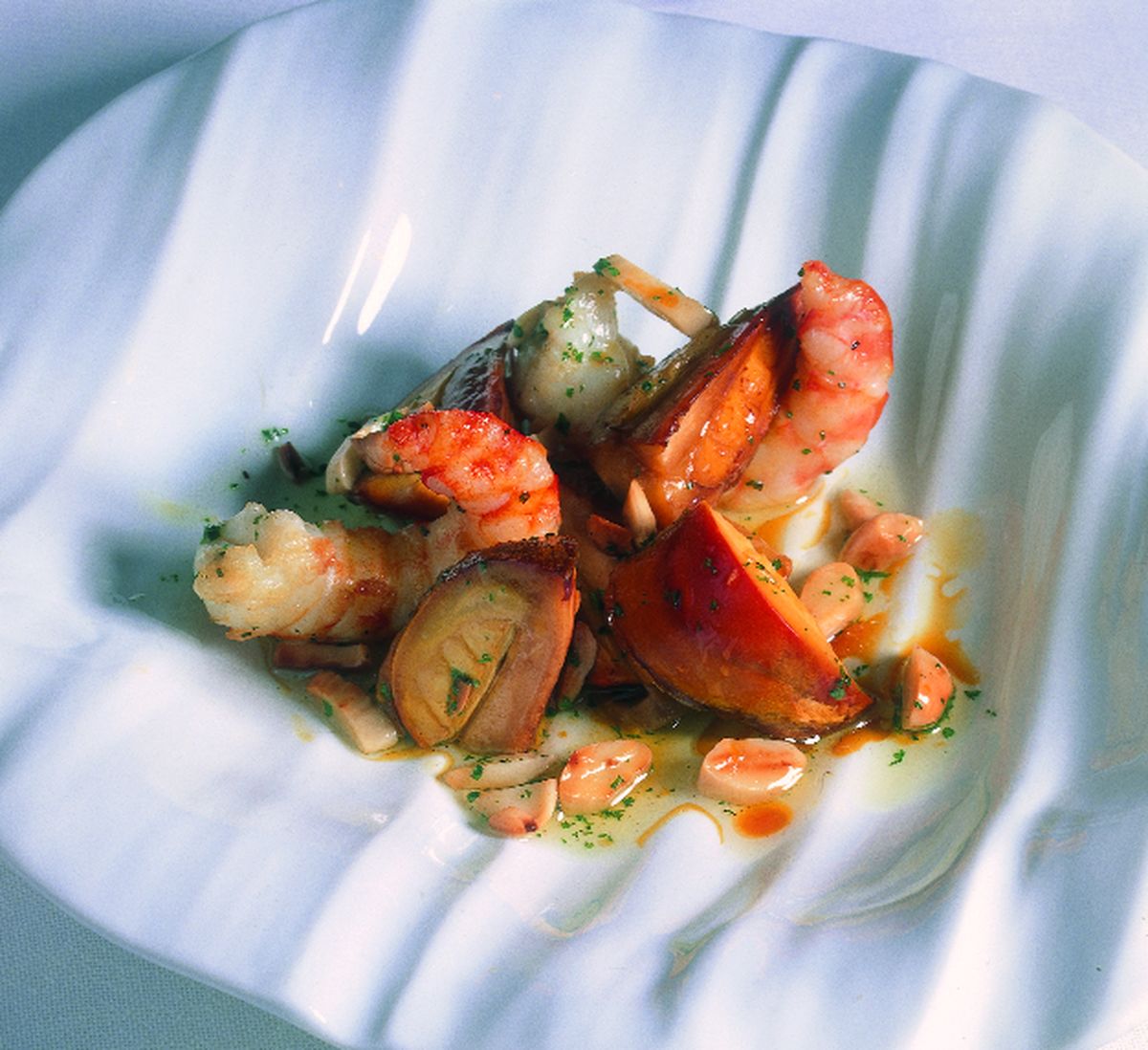 Oronjas (Amanita caesarea) con langostinos y vinagreta de almendras