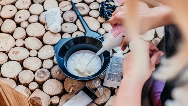 como eliminar las manchas de tinte en la piel cara