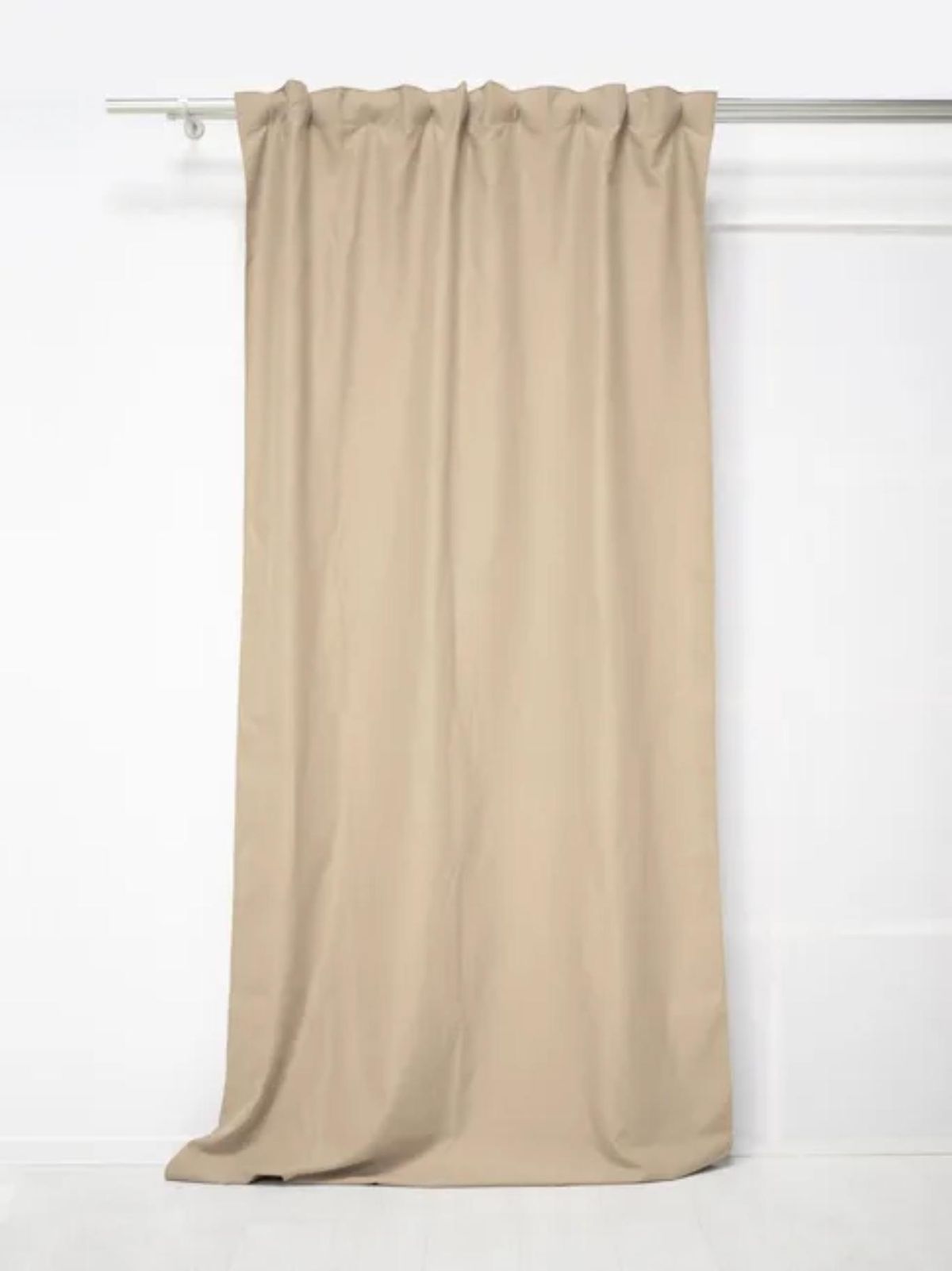 Cortina acústica Dimo en color beige.