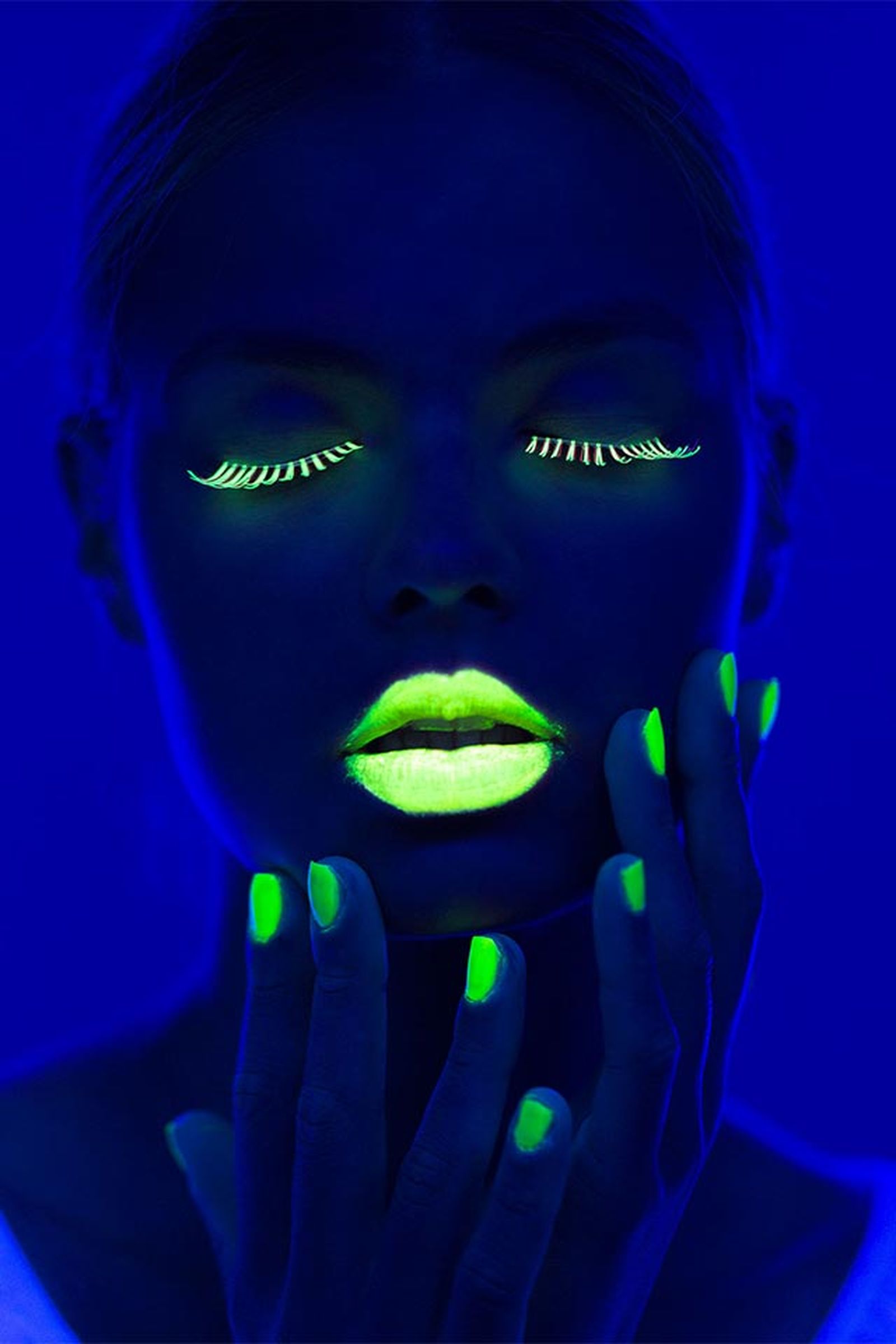 El maquillaje fluorescente se elimina fácilmente con agua y jabón