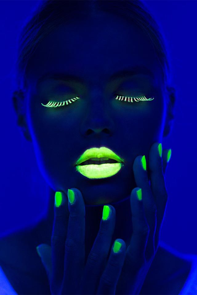 El maquillaje fluorescente se elimina fácilmente con agua y jabón