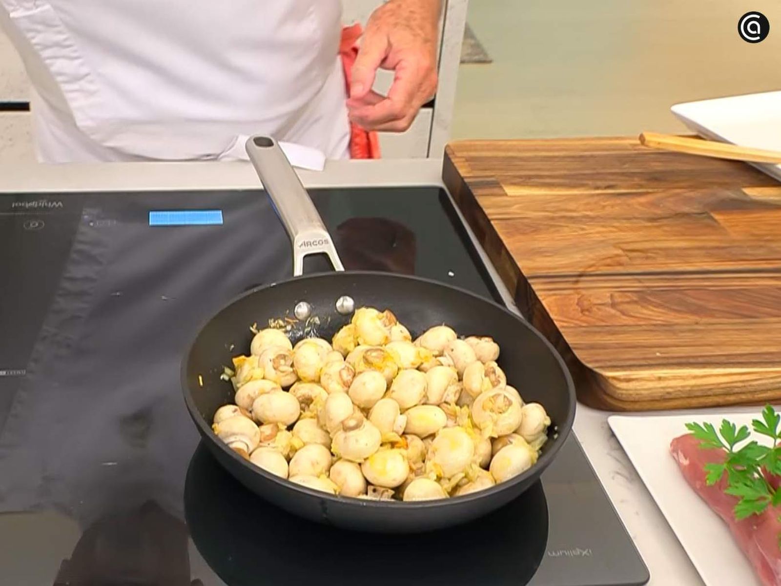 Cocina la cebolla con los champiñones