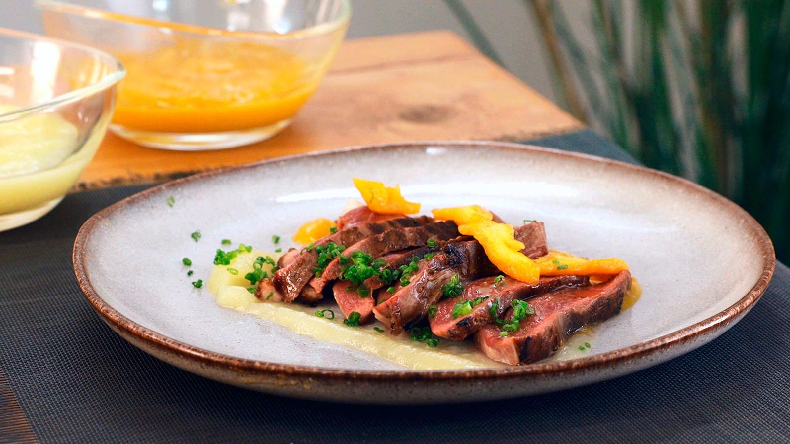 Receta de magret de pato con salsa de melocotón y manzana