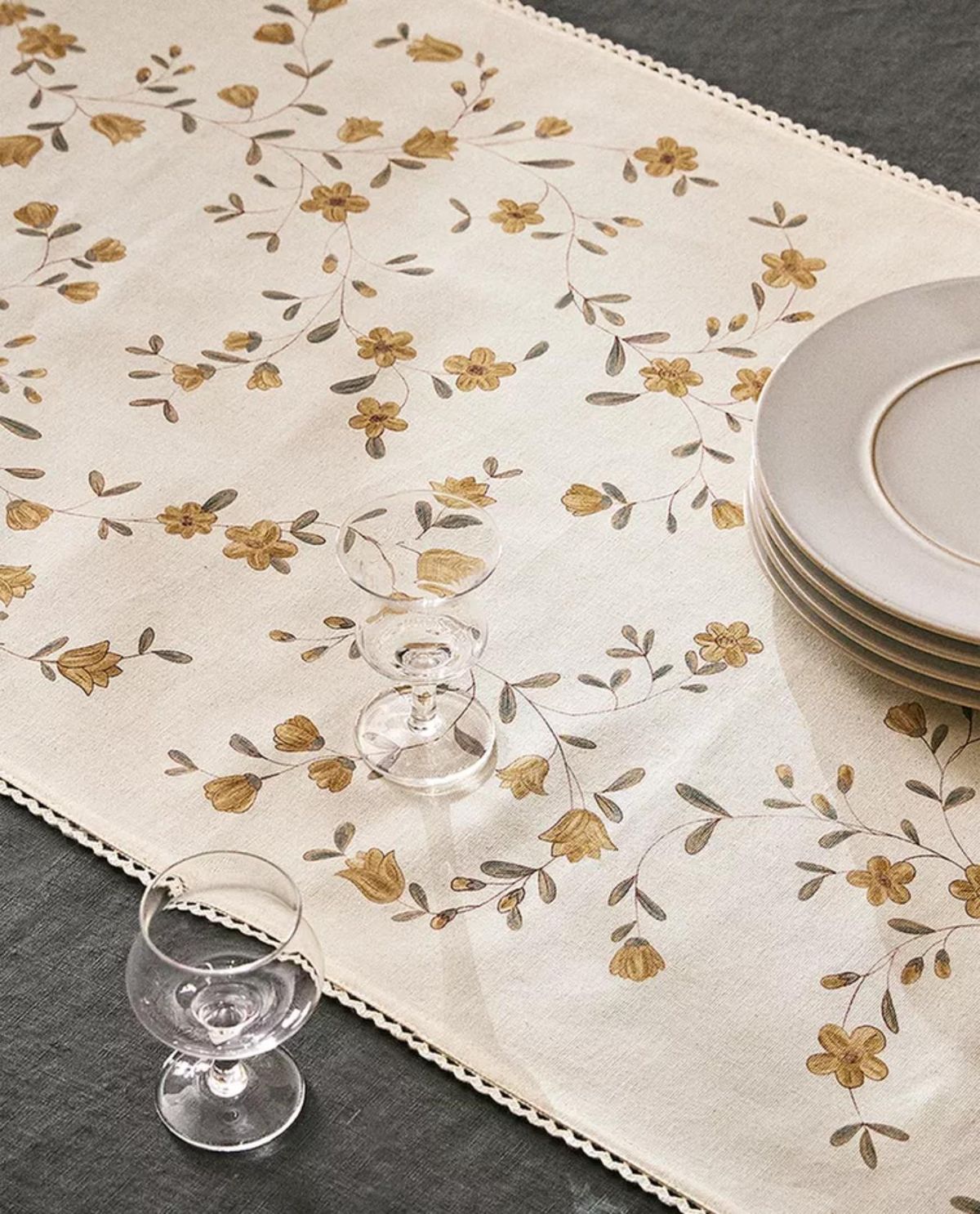 Camino de mesa floral.