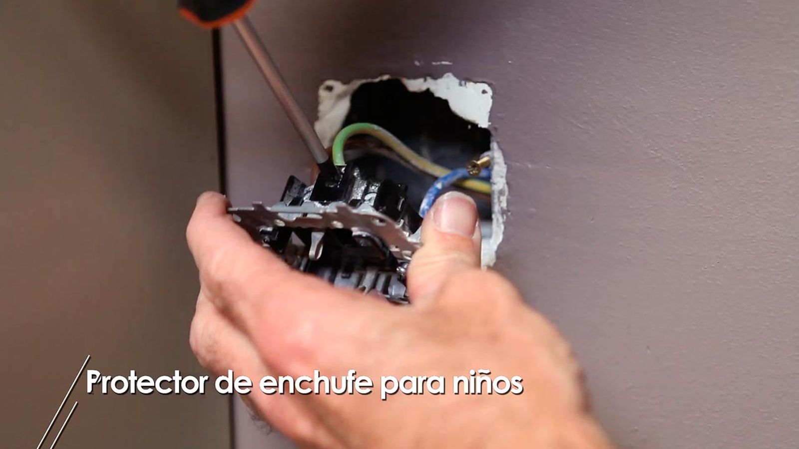 Protector de enchufes para niños paso 4