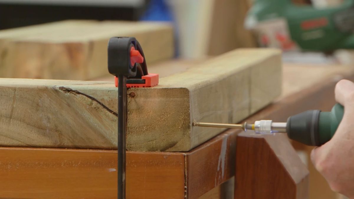 Como hacer una mesa de comedor con traviesas de madera paso 5