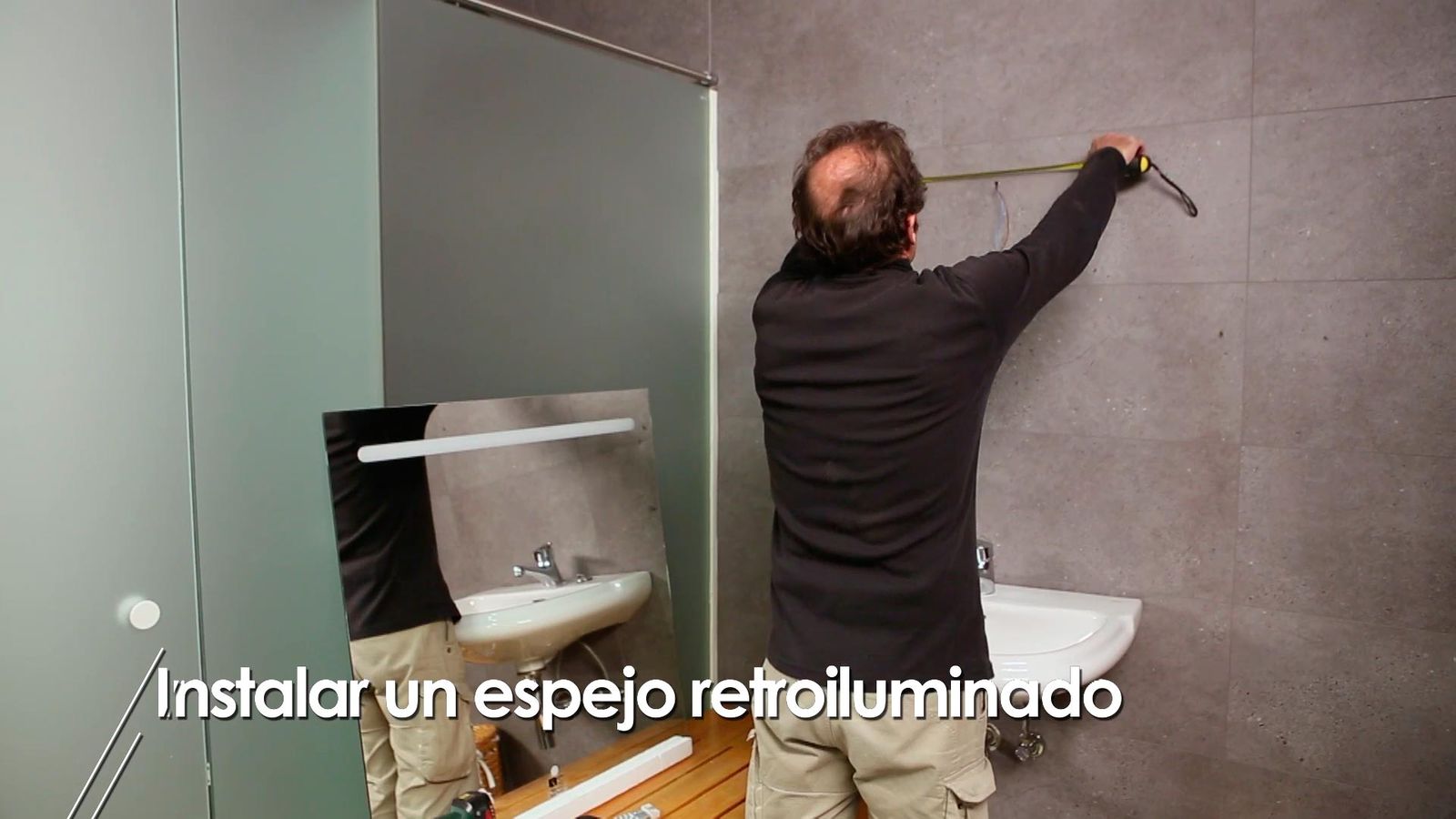 Colocar un espejo retroiluminado en el baño paso 1