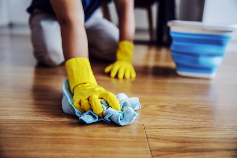 Los suelos porosos, como la madera o el barro cocido, debes limpiarlos siempre con jabón neutro