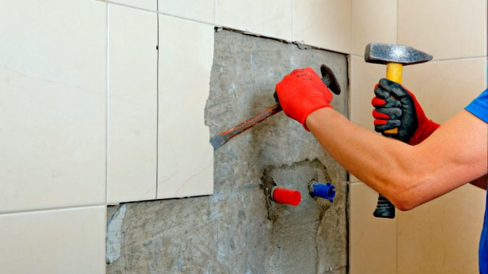 El cincel y el martillo, las herramientas básicas para quitar azulejos