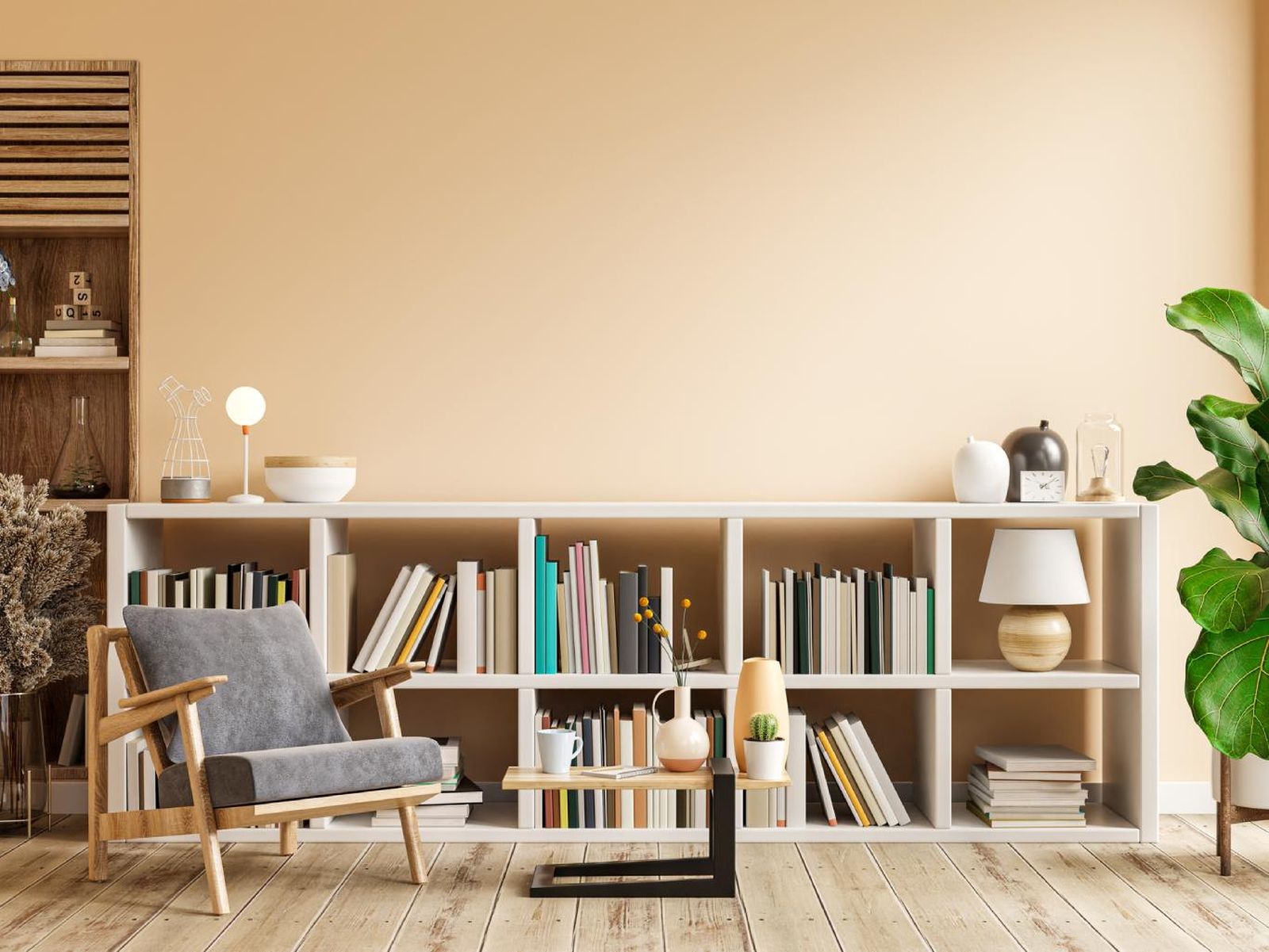 Estantería de salón llena de libros y decoración.