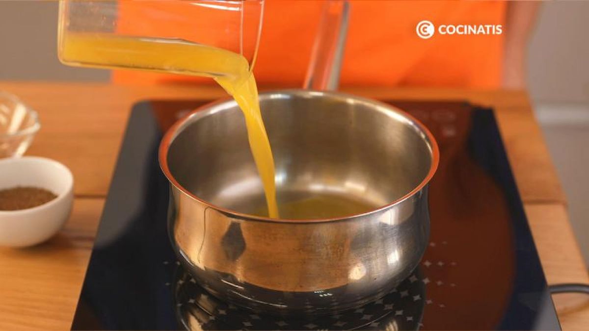 Prepara el almíbar en una cazuela