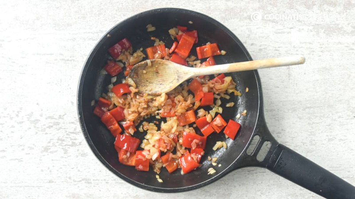 Cocinamos el pimiento rojo con el sofrito de cebolla y ajo