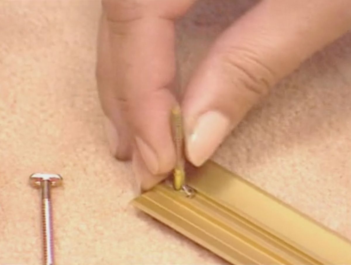 Colocar perfil metálico para separar diferentes suelos paso 2