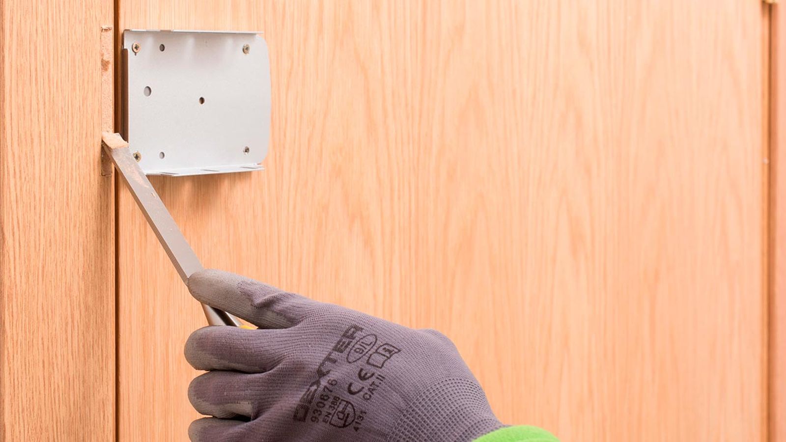 Como colocar una cerradura invisible en la puerta paso 7