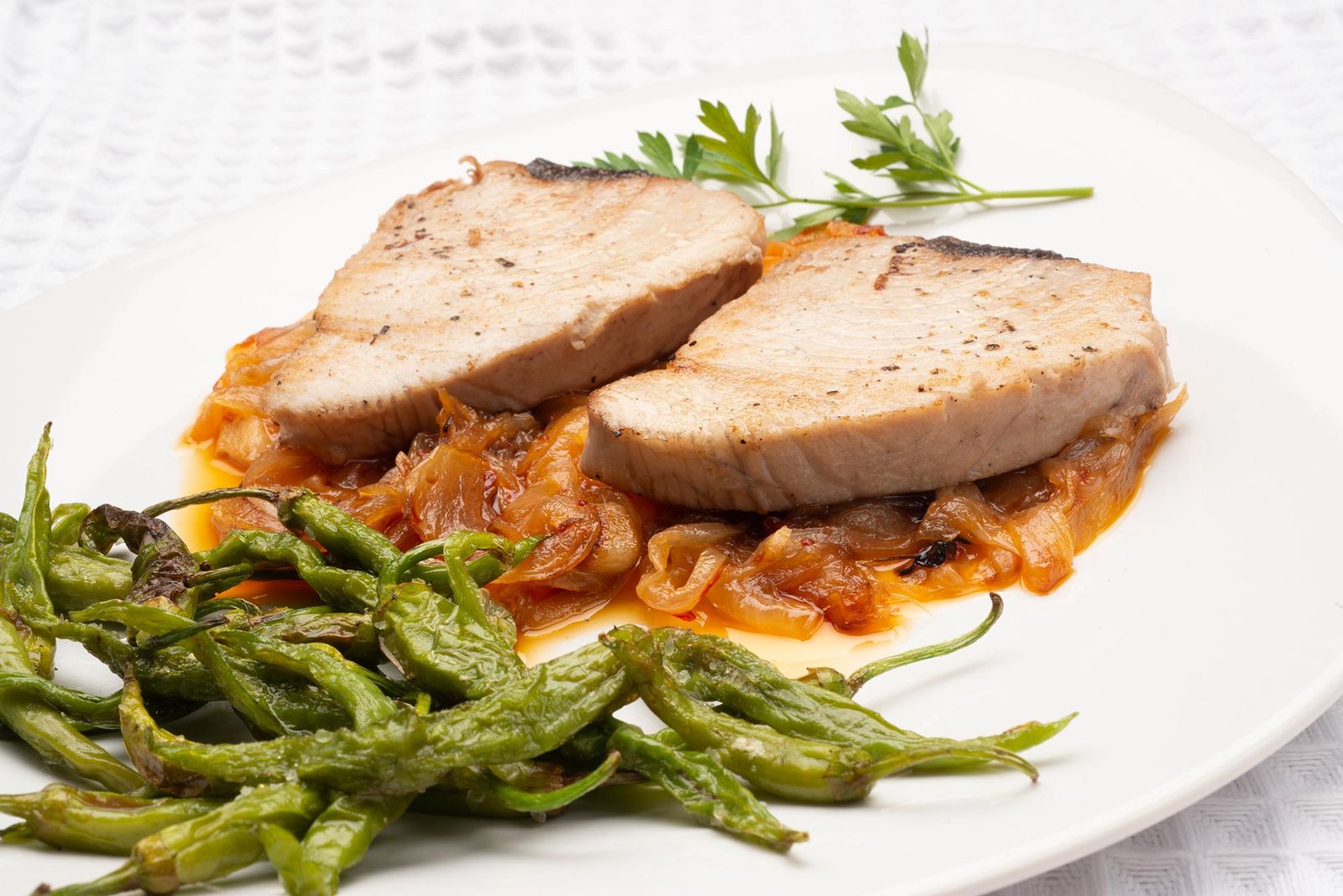 KARL6218 bonito encebollado con guindillas fritas xl