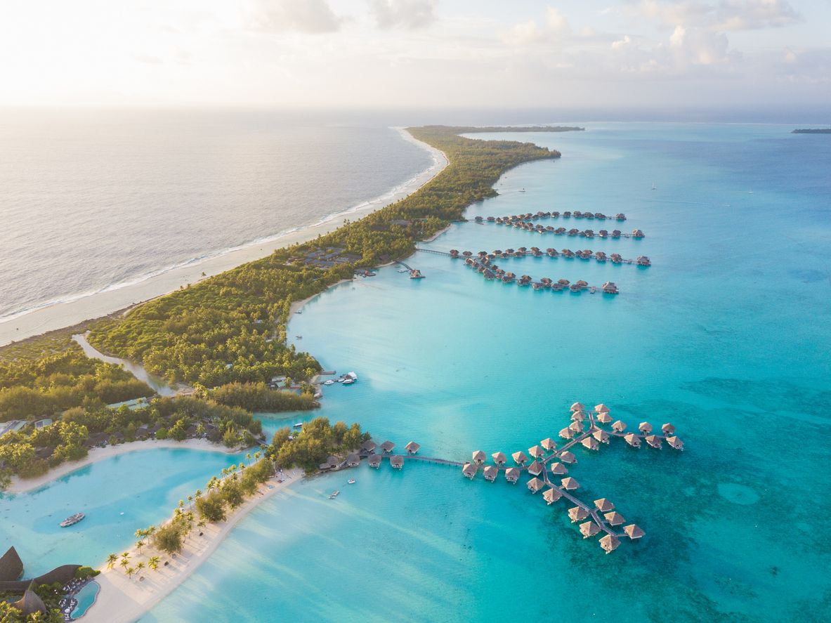 Vista aérea de los bungalows de Bora Bora en la Polinesia francesa