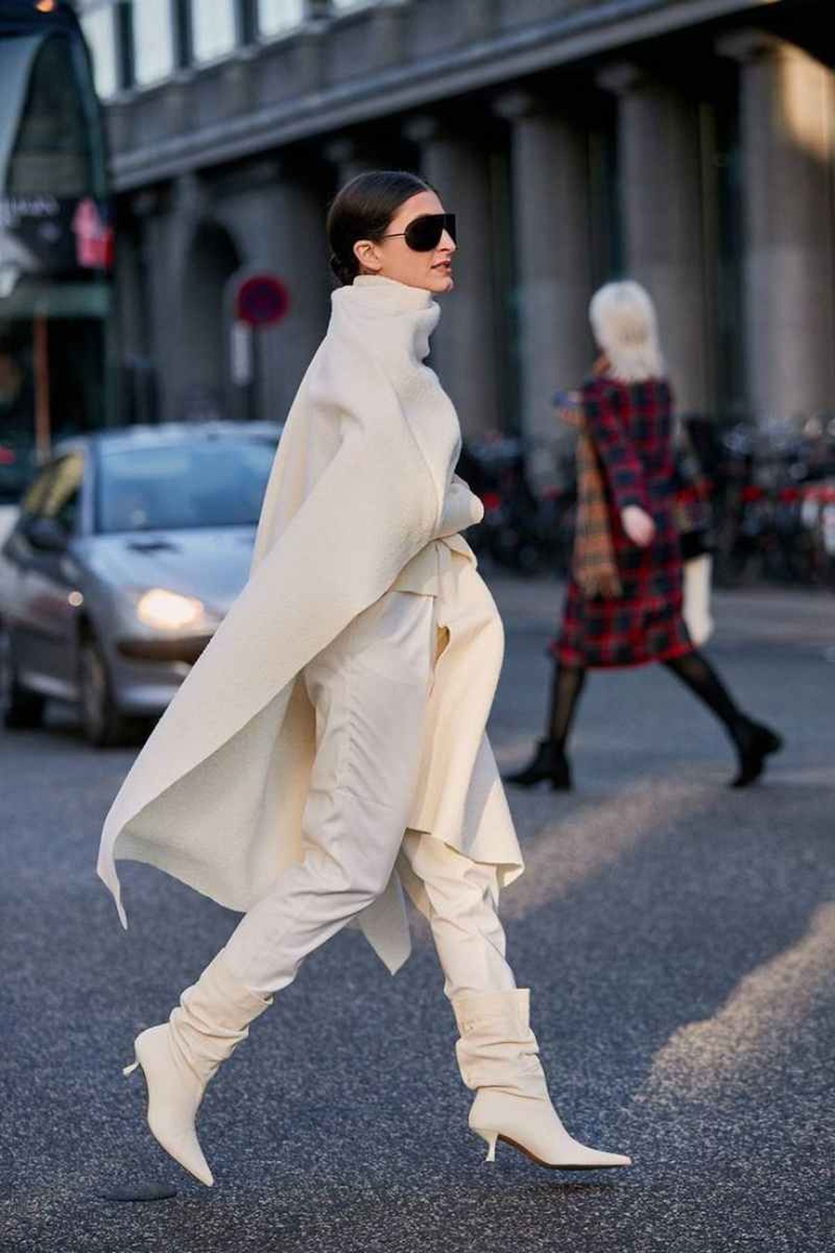 Botas blancas arrugadas con pantalón blanco