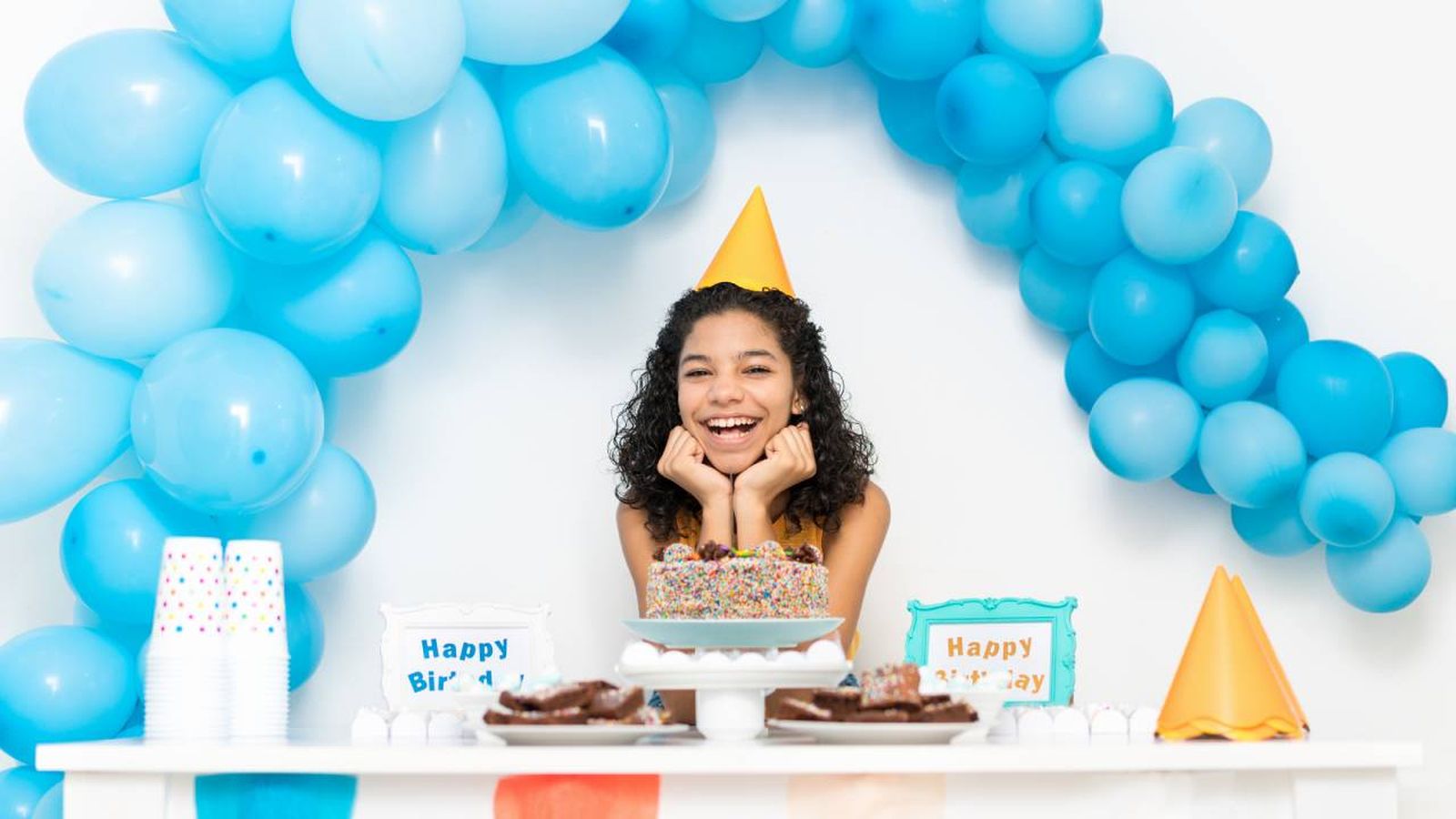 Celebración de cumpleaños con globos en la pared.