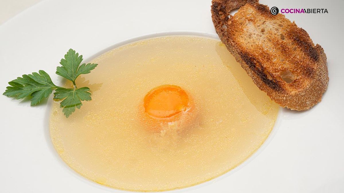 Aprende a hacer un tradicional consomé a la reina con la receta de Karlos Arguiñano