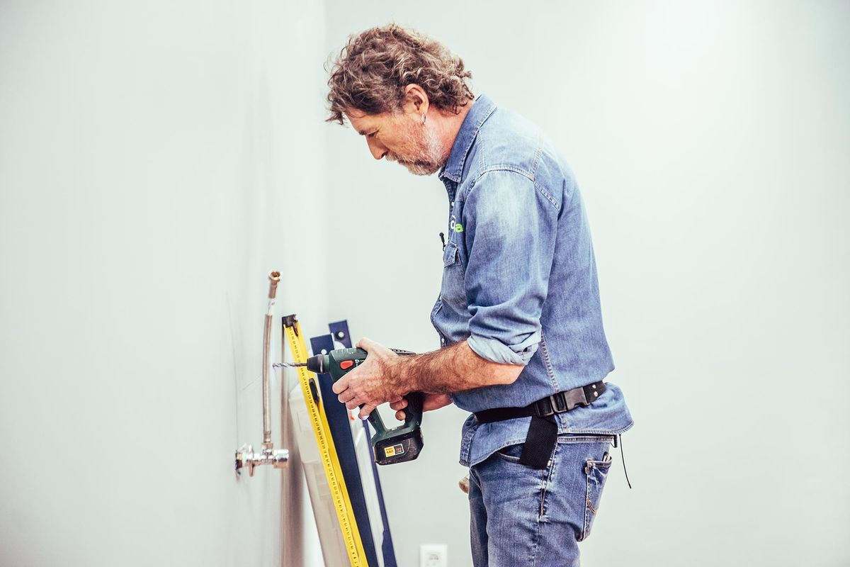 Cómo colocar un inodoro suspendido paso 3