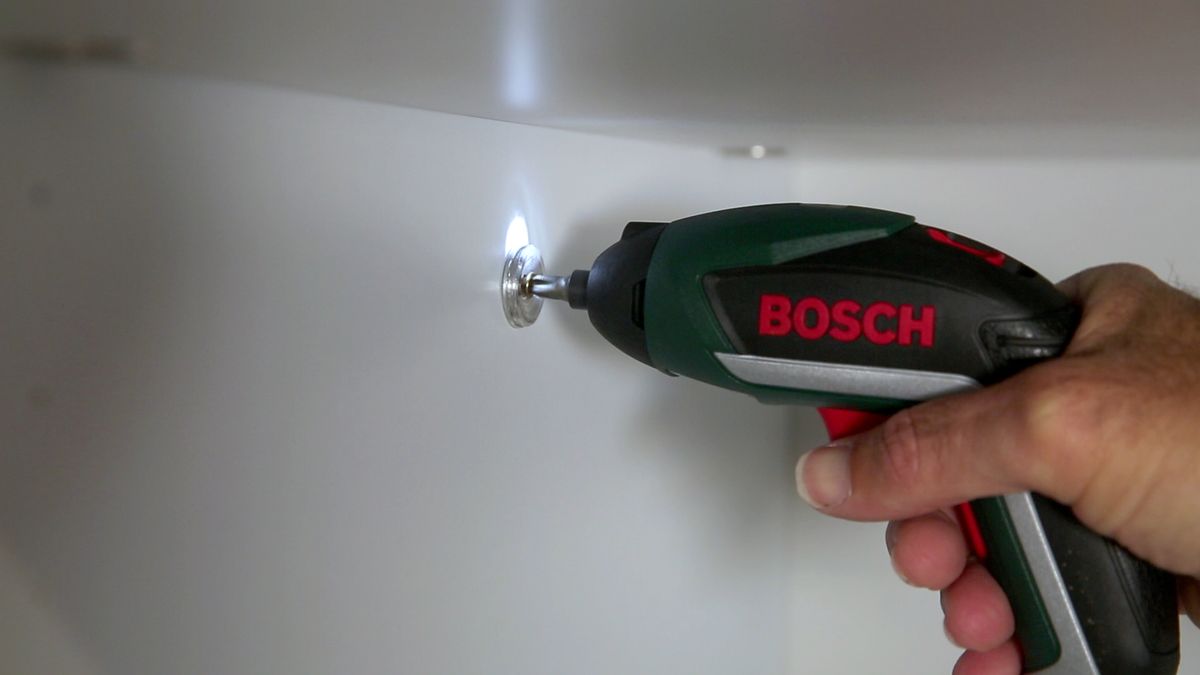 Colocar barra colgador de armario paso 2