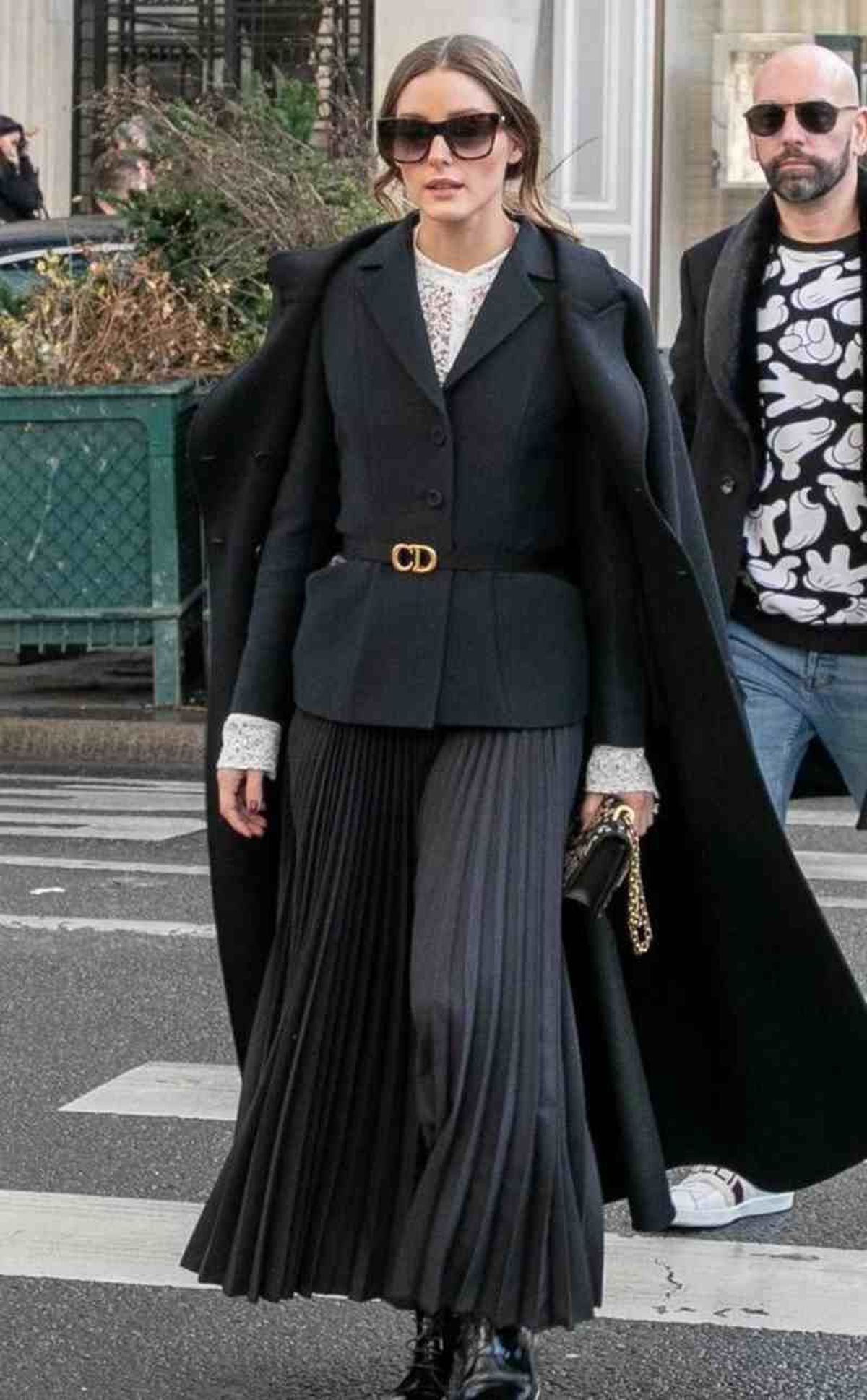Olivia Palermo con blazer y falda plisada