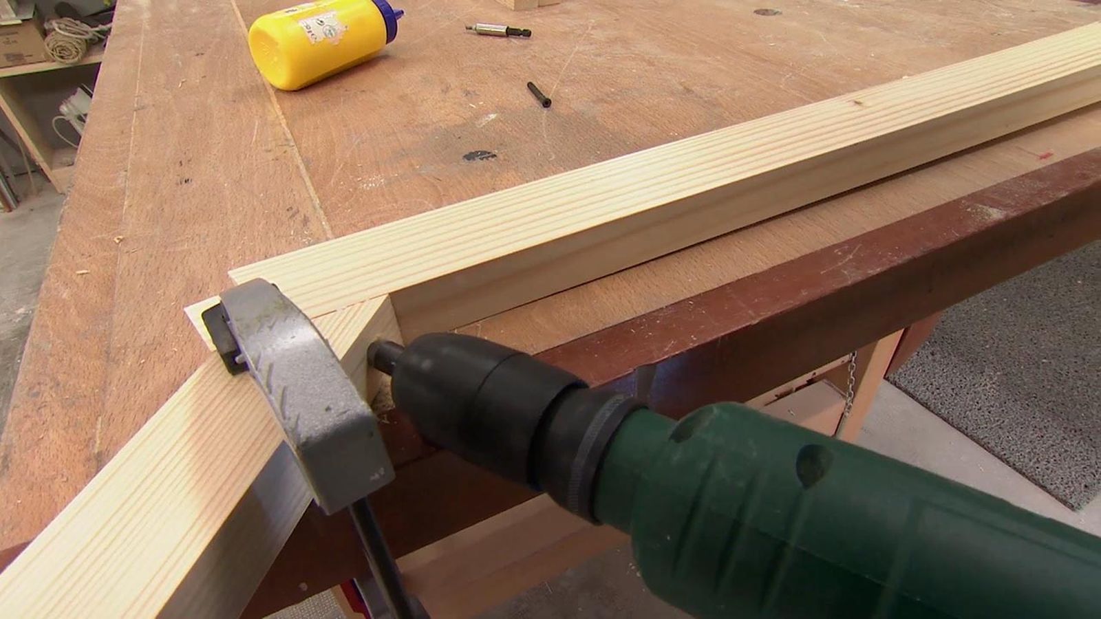 Como hacer un perchero de pie de madera paso 5