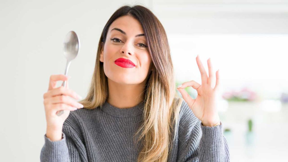 Mujer con una cuchara en la mano.