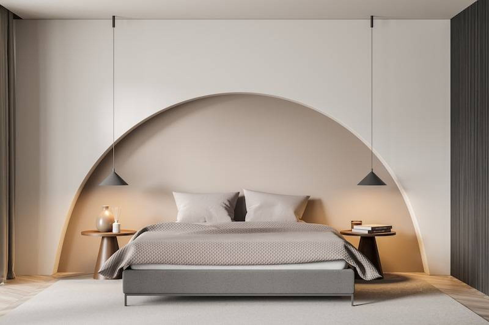 Dormitorio con arco decorativo en la pared.