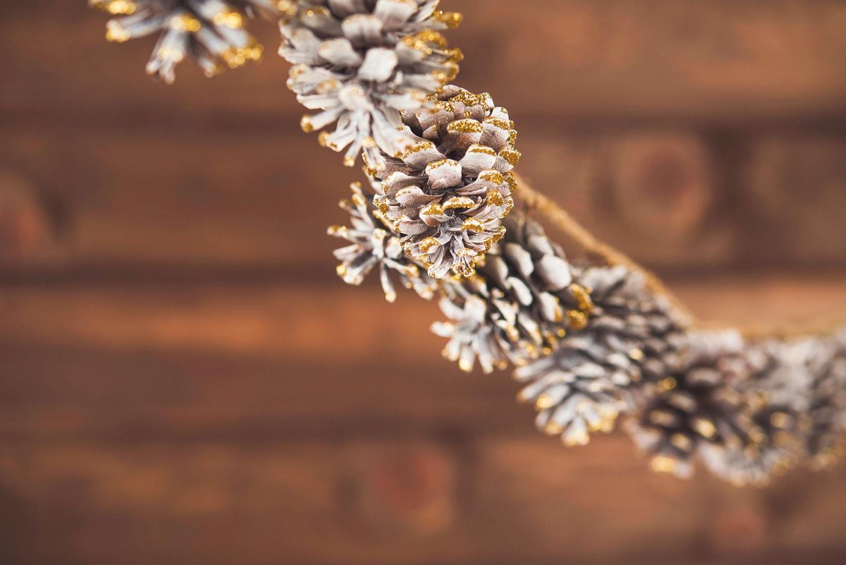 Decoración de Navidad con piñas secas 2