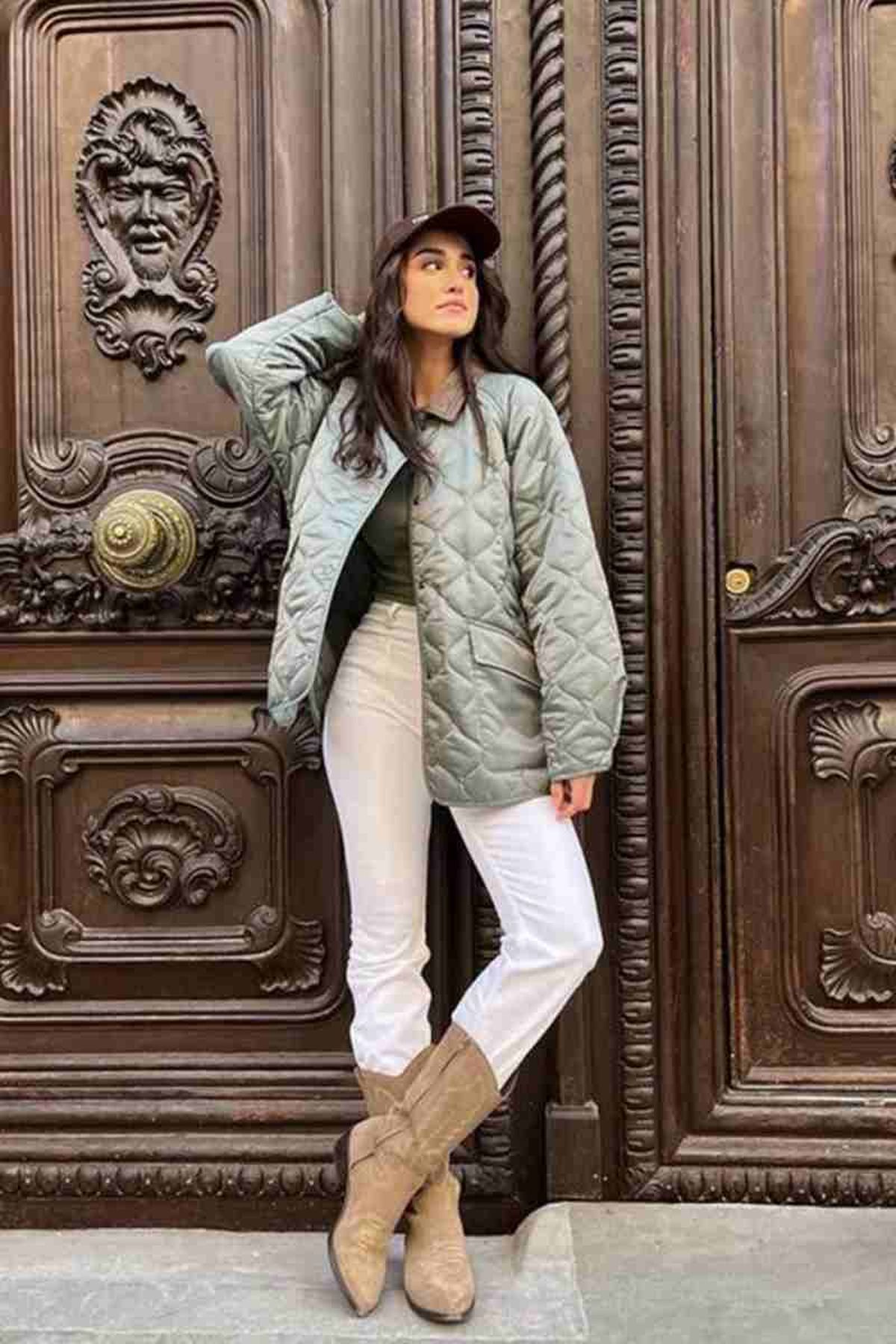 Las botas cowboy en colores neutros son más fáciles de combinar