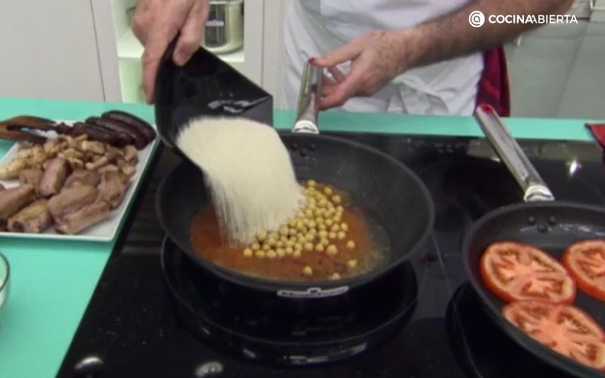 Hay que cocinar el resto de ingredientes en una sartén antes de hornear